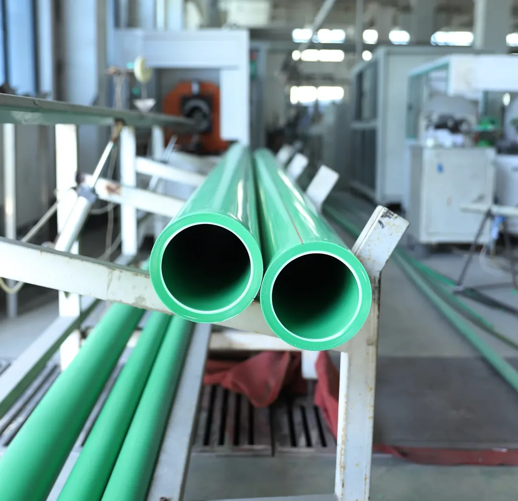 Cooling and sizing tank on a pipe production line, where extruded pipe is calibrated to its finished outside diameter
